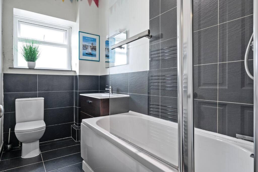 Pendennis - Bright Victorian Flat, Sea Views & Close To Beach Falmouth Zewnętrze zdjęcie