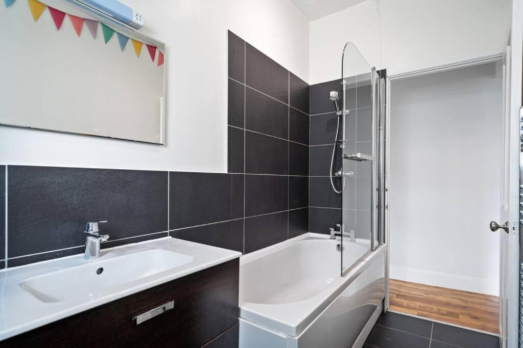 Pendennis - Bright Victorian Flat, Sea Views & Close To Beach Falmouth Zewnętrze zdjęcie